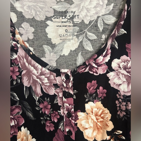Super soft hi lo floral blouse size 0X - Picture 2 of 2